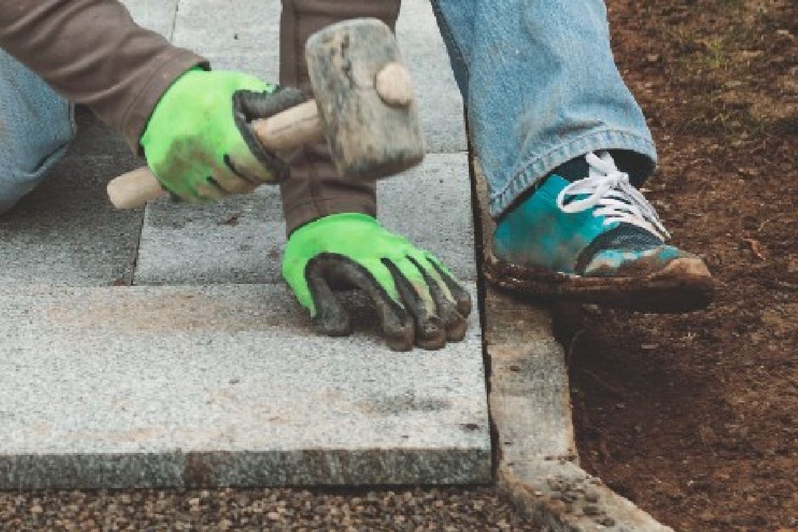 Gartenweg wird selber gebaut